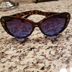 NWOT Torrid sunglasses never worn with/rhinestone